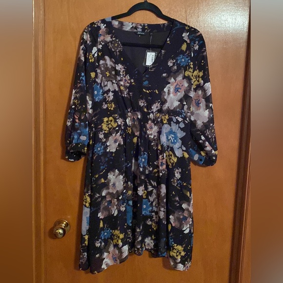 Reitmans Dresses & Skirts - NWT Reitman’s size Medium knee length dress